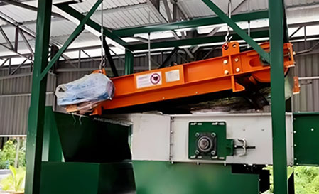 Cross Belt Separator,Overhead Magnet,permanent cross belt magnet，節(jié)能省電軸裝永磁懸掛除鐵器 自動卸鐵 防腐防爆 不易退磁
懸掛式軸裝永磁強磁分離器 鐵渣分離設備 全密封結構
